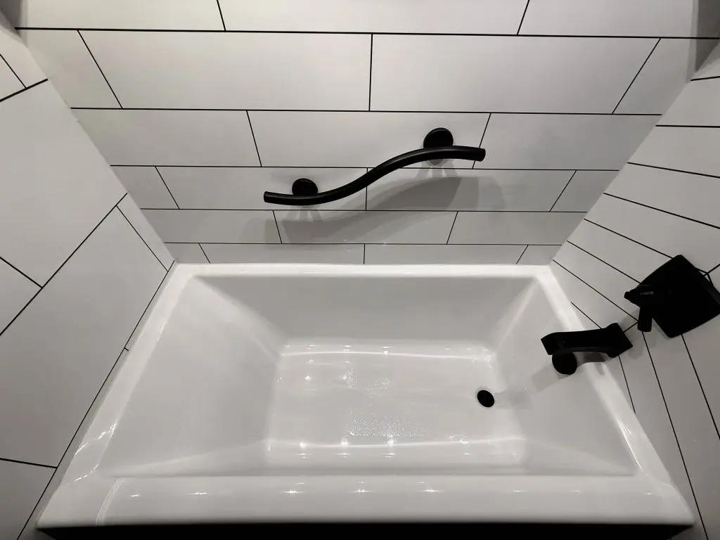 White - Black Etch Model - Tub View